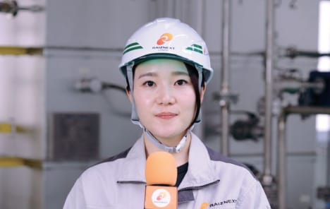 荒井優里菜さんがプラントで働く様子