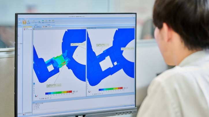 解析画面でプラントを設計するエンジニア